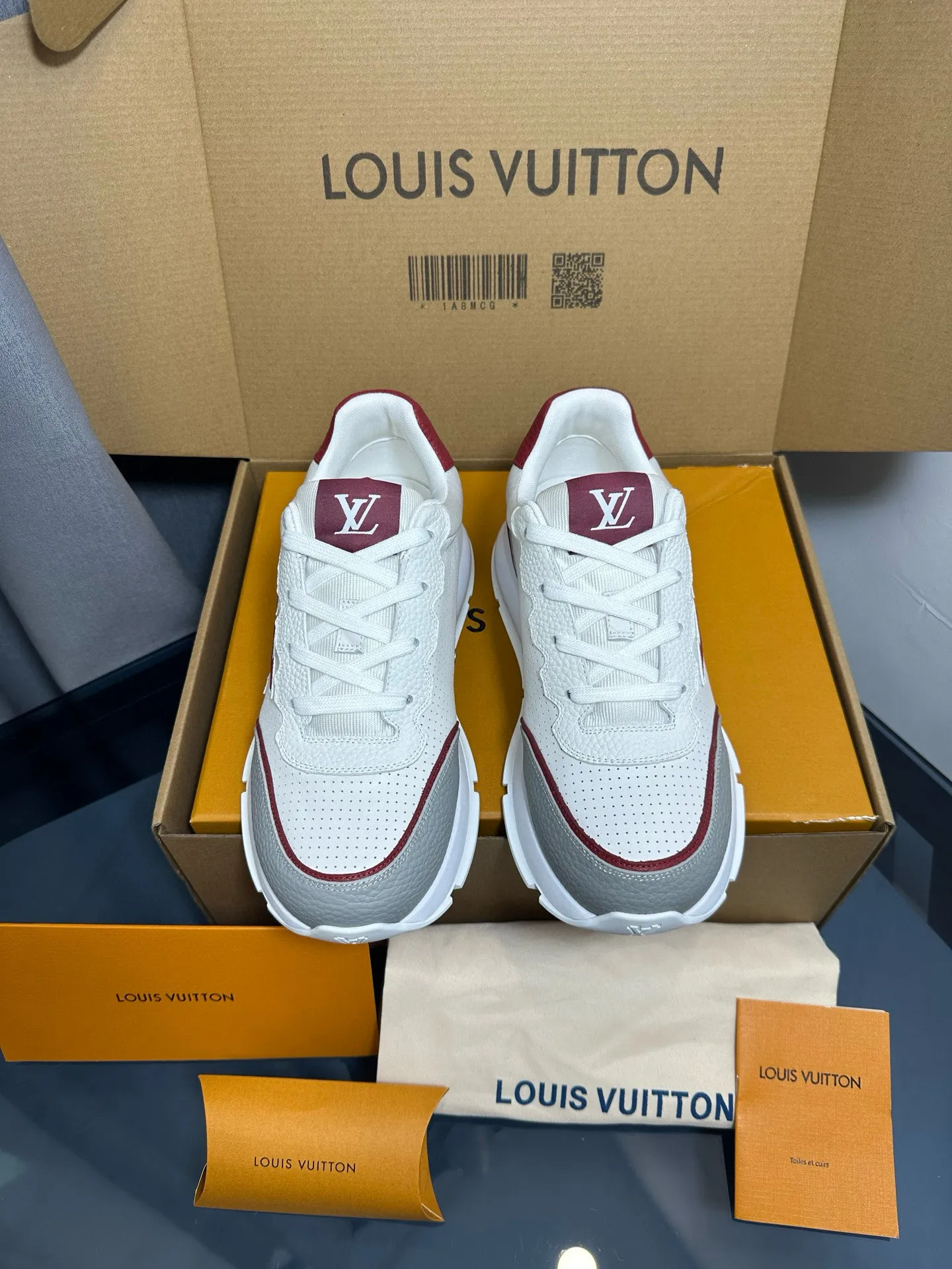 Factory price: 700💰🌈LV | Louis Vuitton 2025𝐬𝐬 🧡💚2025 spring and summer new style top version‼ ️The original version is the same. The counter focuses on the latest casual shoes and new hard goods🆕 ❥Purchasing agent level! Full of high-end feel! A popular model among bloggers at home and abroad, it’s retro and fashionable, and looks stunning on your feet! Wear a lot of happiness! The official website's main recommendation★ ━━━━━ ЅᏇєєt ━━━━━ ▪️Upper: Original custom-made imported calfskin fabric ▪️Inner: breathable gauze imported from Italy ▪️Outsole: rubber foam ➕t men's men's shoes 💰u high-end outsole ▪️Color: nine colors available ▪️Shoe size: 35-44, (45, 46 customized)